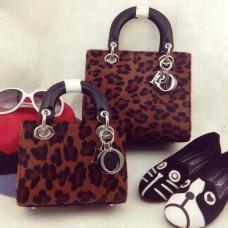 Replica della borsa a mano Dior Lady Default in pelle di agnello marrone.