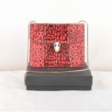 Borsa a tracolla Bvlgari Serpenti in pelle con venature di serpente, colore rosso violaceo, modello 605 Borsa a tracolla Bvlgari Serpenti in pelle con venature di serpente, colore rosso violaceo, modello 605