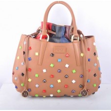 Borsa Fendi B Fab grande con manico superiore in pelle color albicocca e decorazioni gioiello multicolore. Borsa Fendi B Fab grande con manico superiore in pelle color albicocca e decorazioni gioiello multicolore.