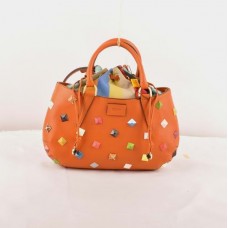 Borsa Fendi B Fab media con manico superiore, in pelle arancione Ferrari con borchie e decorazioni gioiello multicolore. Borsa Fendi B Fab media con manico superiore, in pelle arancione Ferrari con borchie e decorazioni gioiello multicolore.