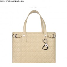 Borsa a tracolla media Dior Panarea in pelle di agnello color albicocca (dettagli dorati) 9625 Borsa a tracolla media Dior Panarea in pelle di agnello color albicocca (dettagli dorati) 9625