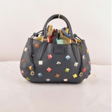 Borsa a mano media Fendi B Fab in pelle Ferrari blu con borchie e applicazioni gioiello multicolore.