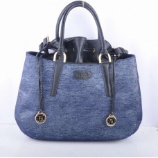 Borsa Fendi B Fab in pelle nera con dettagli in denim blu e manico superiore Borsa Fendi B Fab in pelle nera con dettagli in denim blu e manico superiore
