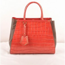 Borsa media Fendi 2jours in pelle rossa effetto venature di coccodrillo con inserti in pelle Ferrari color caffè scuro.