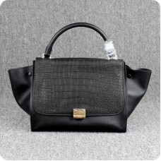 Borsa Celine Classic in pelle nera con stampa coccodrillo. Borsa Celine Classic in pelle nera con stampa coccodrillo.