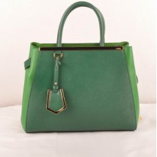 Borsa media Fendi 2jours con venature incrociate verde scuro e dettagli in pelle Ferrari verde erba