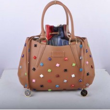 Borsa Fendi B Fab in pelle color albicocca con dettagli gioiello multicolore e manico superiore, di medie dimensioni. Borsa Fendi B Fab in pelle color albicocca con dettagli gioiello multicolore e manico superiore, di medie dimensioni.