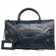 Balenciaga opera Notte Oscura