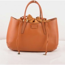 Borsa grande Fendi B Fab in pelle color giallo terra, modello Ferrari, con manico superiore.