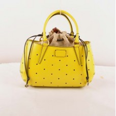 Borsa media Fendi B Fab in pelle traforata gialla Ferrari con manico superiore