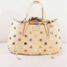 Borsa Fendi B Fab grande con manico superiore, in pelle Ferrari beige con borchie e applicazioni gioiello multicolore. Borsa Fendi B Fab grande con manico superiore, in pelle Ferrari beige con borchie e applicazioni gioiello multicolore.