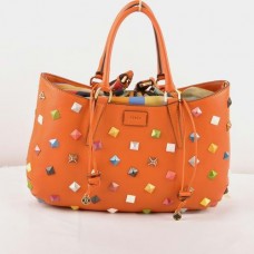 Borsa grande Fendi B Fab in pelle Ferrari arancione con borchie e dettagli gioiello multicolore, con manico superiore.