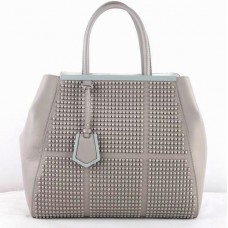 Borsa Fendi 2Jours in pelle Saffiiano grigia con chiusura a bullone