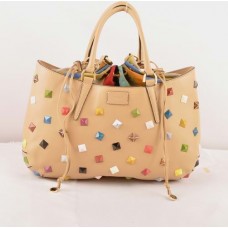 Borsa grande Fendi B Fab in pelle Ferrari color albicocca con borchie e dettagli gioiello multicolore, con manico superiore.