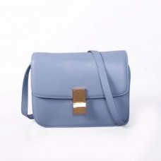 Borsa Celine Classic Box in pelle di vitello con patta, colore azzurro ghiaccio. Borsa Celine Classic Box in pelle di vitello con patta, colore azzurro ghiaccio.