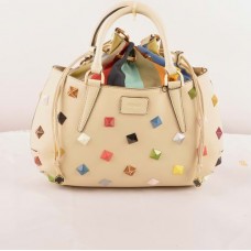 Borsa Fendi B Fab media con manico superiore, in pelle beige Ferrari con borchie e applicazioni gioiello multicolore. Borsa Fendi B Fab media con manico superiore, in pelle beige Ferrari con borchie e applicazioni gioiello multicolore.