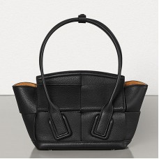 Borsa Bottega Veneta Mini Arco 29 in pelle di vitello martellata nera Borsa Bottega Veneta Mini Arco 29 in pelle di vitello martellata nera