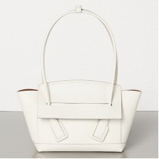 Borsa Bottega Veneta Arco 33 in pelle di vitello francese bianca