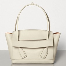 Borsa Bottega Veneta Arco 48 in pelle di vitello bianca granulata Borsa Bottega Veneta Arco 48 in pelle di vitello bianca granulata