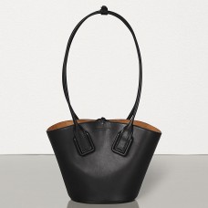 Borsa tote piccola Bottega Veneta in pelle di vitello nera. Borsa tote piccola Bottega Veneta in pelle di vitello nera.
