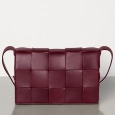 Borsa a cassetta Bottega Veneta in pelle di agnello bordeaux
