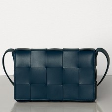 Borsa a cassetta Bottega Veneta in pelle di agnello blu scuro