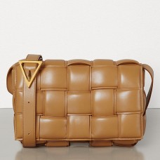 Borsa a cassetta imbottita Bottega Veneta in pelle di vitello color caramello