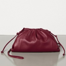 Pochette Bottega Veneta The Pouch 20 in pelle di vitello bordeaux