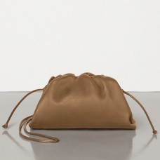 Pochette Bottega Veneta The Pouch 20 in pelle di vitello marrone