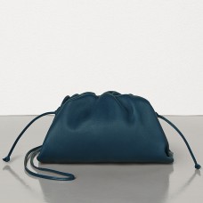 Pochette Bottega Veneta The Pouch 20 in pelle di vitello blu navy Pochette Bottega Veneta The Pouch 20 in pelle di vitello blu navy