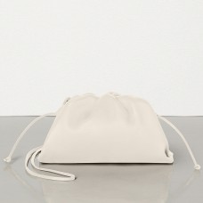 Pochette Bottega Veneta The Pouch 20 in pelle di vitello bianca Pochette Bottega Veneta The Pouch 20 in pelle di vitello bianca