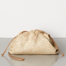 Pochette Bottega Veneta The Pouch 20 in pelle craquelé beige Pochette Bottega Veneta The Pouch 20 in pelle craquelé beige