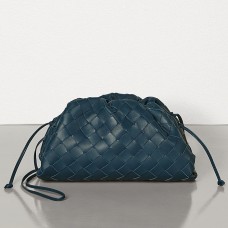 Pochette The Pouch 20 di Bottega Veneta in pelle di agnello intrecciata blu scuro