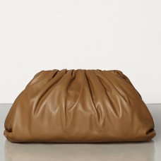 Bottega Veneta Pouch Clutch in pelle di vitello color cammello Bottega Veneta Pouch Clutch in pelle di vitello color cammello