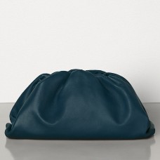 Bottega Veneta Pouch Clutch in pelle di vitello blu navy Bottega Veneta Pouch Clutch in pelle di vitello blu navy