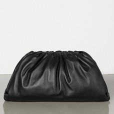 Bottega Veneta Pouch Clutch in pelle di vitello nera Bottega Veneta Pouch Clutch in pelle di vitello nera