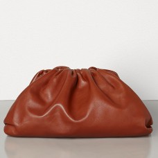 Bottega Veneta Pouch Clutch in pelle di vitello color ruggine Bottega Veneta Pouch Clutch in pelle di vitello color ruggine