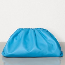 Bottega Veneta Pouch Clutch in pelle di vitello azzurra Bottega Veneta Pouch Clutch in pelle di vitello azzurra