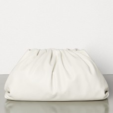 Bottega Veneta Pouch Clutch in pelle di vitello bianca Bottega Veneta Pouch Clutch in pelle di vitello bianca