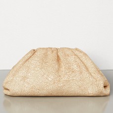 Bottega Veneta The Pouch Clutch in pelle craquelé beige Bottega Veneta The Pouch Clutch in pelle craquelé beige