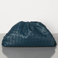 Pochette The Pouch di Bottega Veneta in pelle intrecciata blu scuro