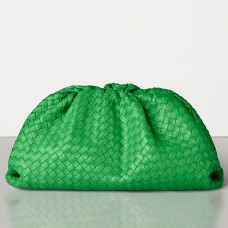 Pochette The Pouch di Bottega Veneta in pelle intrecciata verde