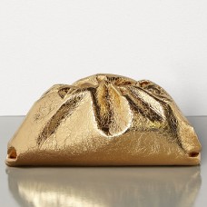 Pochette Bottega Veneta The Pouch in pelle metallizzata oro.