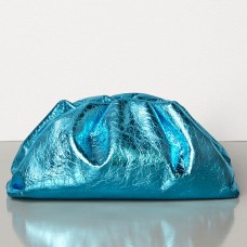 Pochette Bottega Veneta The Pouch in pelle blu metallizzata