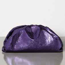 Pochette Bottega Veneta in pelle metallizzata viola Pochette Bottega Veneta in pelle metallizzata viola