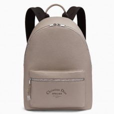 Zaino Dior Rider in pelle di vitello beige.