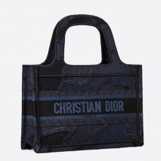 Mini Book Tote Bag di Dior in tela mimetica blu Mini Book Tote Bag di Dior in tela mimetica blu