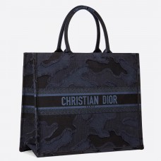 Borsa tote Dior Book in tela ricamata con stampa mimetica blu.
