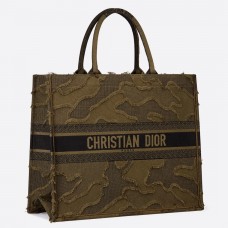 Borsa tote Dior Book in tela ricamata con stampa mimetica verde. Borsa tote Dior Book in tela ricamata con stampa mimetica verde.