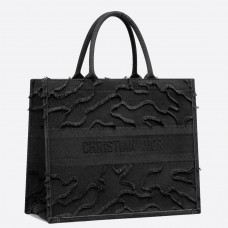 Borsa tote Dior Book in tela nera con ricamo camouflage. Borsa tote Dior Book in tela nera con ricamo camouflage.